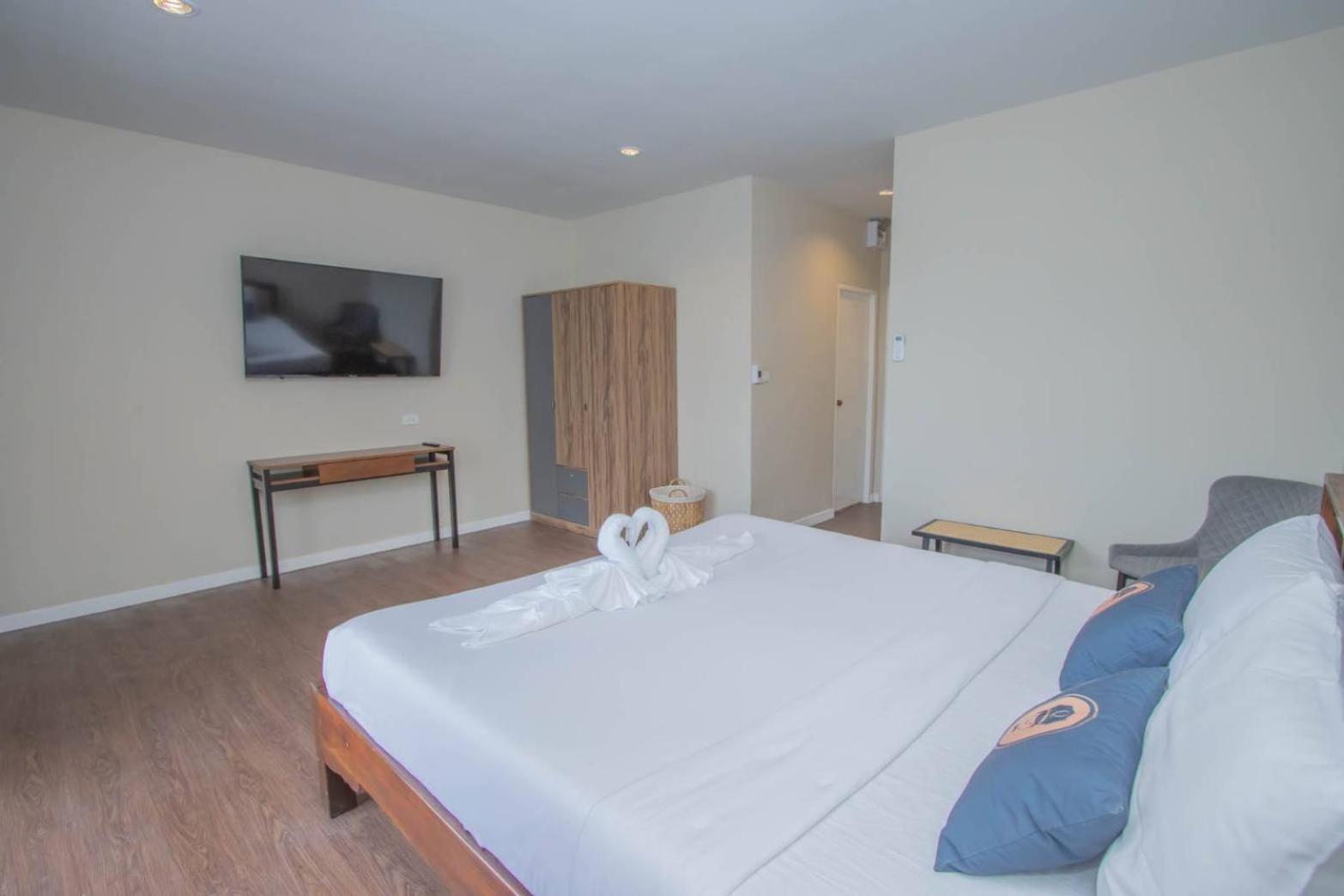 Aksarai Hotel Patong Luaran gambar